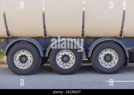 Transport industriel de fret de gaz combustible. Gros plan de la roue arrière du chariot, vue arrière avec espace pour le texte. Banque D'Images