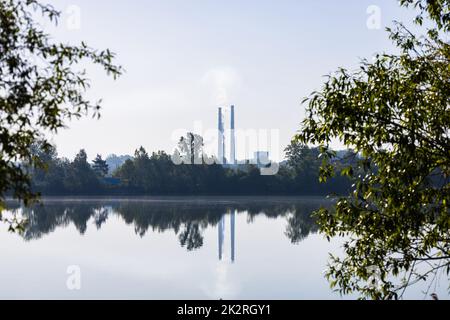 Usine de raffinerie de puissance avec des tuyaux de cheminée à rayures Banque D'Images