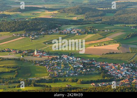 Vue du mont Hohenbogen à Neukirchen Heiligblut, une petite ville de la forêt bavaroise. Banque D'Images