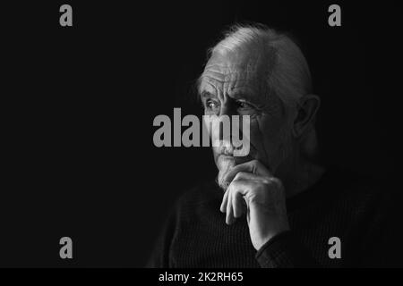 Portrait en studio noir et blanc du vieil homme pensif Banque D'Images