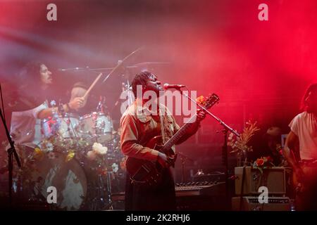 Michael Kiwanuka fait les titres de la Mountain Stage le quatrième jour du Green Man Festival 2022 au pays de Galles, au Royaume-Uni. Photo : Rob Watkins/Alamy Banque D'Images