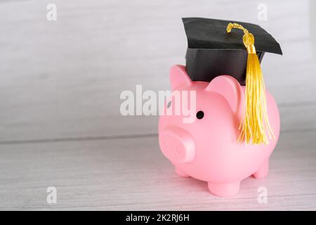 Piggy Bank avec un plafond de remise des diplômes, Business finance éducation économie d'argent concept de bourse. Banque D'Images