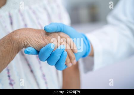 Médecin tenant des mains en contact asiatique senior ou âgée vieille femme patiente avec amour, soins, aide, encourager et empathie à la salle d'hôpital de soins infirmiers, concept médical sain et fort Banque D'Images