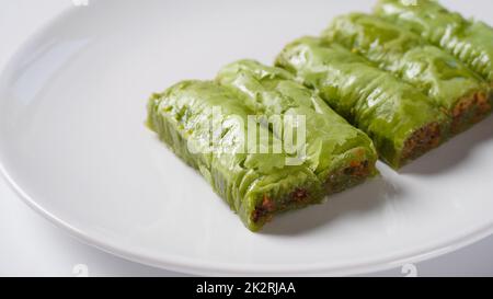 Baklava un dessert de pâtisserie en couches fait de pâte filo, rempli de noix hachées, et sucré avec du sirop ou du miel. Banque D'Images