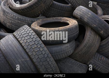 tas de pneus pour le recyclage des roues de rebut de caoutchouc déchets d'automobiles de chantier Banque D'Images