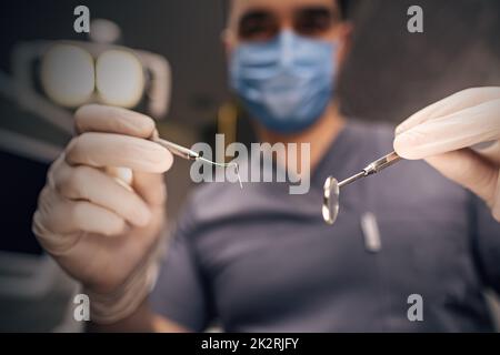 Dentiste de sexe masculin dans un masque facial Banque D'Images