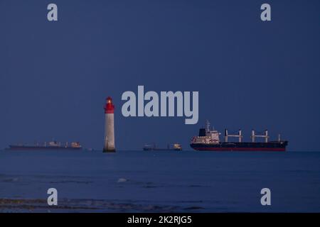 Phare de Chauvea près de l'Ile de Ré avec des navires à destination de la Rochelle, pays de la Loire, France Banque D'Images