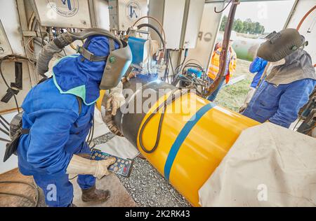 Allemagne. 23rd septembre 2022. 23 septembre 2022, Schleswig-Holstein, Brunsbüttel: Deux soudeurs dans une tente de soudage soudent ensemble des tuyaux sur le pipeline pour le terminal flottant de gaz naturel liquéfié prévu. Photo: Georg Wendt/dpa crédit: dpa Picture Alliance/Alay Live News Banque D'Images