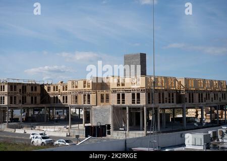 Ronkonkoma, New York, États-Unis. 21st septembre 2022. 21 septembre 2022: Ronkonkoma, New York, États-Unis: Les équipes de construction travaillent à la construction d'un nouveau complexe d'appartements de banlieue multi-famille, juste à côté du centre de transit pour le chemin de fer de long Island. (LIRR) la construction de maisons a considérablement ralenti à mesure que la Réserve fédérale a augmenté les taux d'intérêt pour dompter l'inflation, augmentant le coût de l'obtention d'un prêt hypothécaire ou de construction. Les États-Unis et New York sont confrontés à une pénurie majeure de logements, avec des prix de logement records et des générations plus jeunes comme la génération y et la génération Z étant priées hors de homeachèt enti Banque D'Images