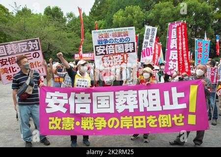 Tokyo, Japon. 23rd septembre 2022. Environ 600 activistes de gauche criaient des slogans lors d'un rassemblement de protestation contre les funérailles d'État de l'ancien Premier ministre japonais Shinzo Abe à Tokyo, au Japon, vendredi, 23 septembre 2022. Photo par Keizo Mori/UPI crédit: UPI/Alay Live News Banque D'Images