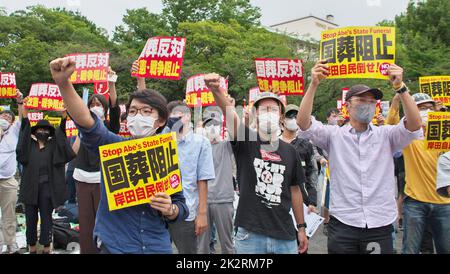 Tokyo, Japon. 23rd septembre 2022. Environ 600 activistes de gauche criaient des slogans lors d'un rassemblement de protestation contre les funérailles d'État de l'ancien Premier ministre japonais Shinzo Abe à Tokyo, au Japon, vendredi, 23 septembre 2022. Photo par Keizo Mori/UPI crédit: UPI/Alay Live News Banque D'Images