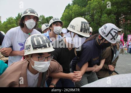 Tokyo, Japon. 23rd septembre 2022. Environ 600 activistes de gauche criaient des slogans lors d'un rassemblement de protestation contre les funérailles d'État de l'ancien Premier ministre japonais Shinzo Abe à Tokyo, au Japon, vendredi, 23 septembre 2022. Photo par Keizo Mori/UPI crédit: UPI/Alay Live News Banque D'Images