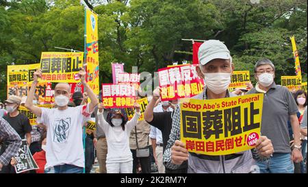 Tokyo, Japon. 23rd septembre 2022. Environ 600 activistes de gauche criaient des slogans lors d'un rassemblement de protestation contre les funérailles d'État de l'ancien Premier ministre japonais Shinzo Abe à Tokyo, au Japon, vendredi, 23 septembre 2022. Photo par Keizo Mori/UPI crédit: UPI/Alay Live News Banque D'Images