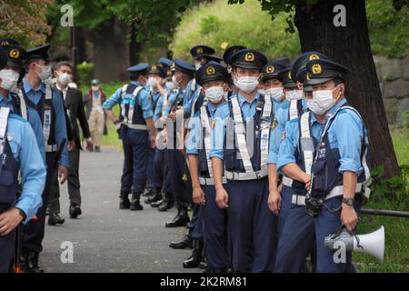 Tokyo, Japon. 23rd septembre 2022. Des membres de la police métropolitaine de Tokyo restent sous la garde lors d'un rassemblement de protestation contre les funérailles d'État de l'ancien Premier ministre japonais Shinzo Abe à Tokyo, au Japon, vendredi, 23 septembre 2022. Photo par Keizo Mori/UPI crédit: UPI/Alay Live News Banque D'Images
