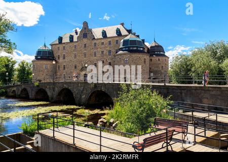 OREBRO, SUÈDE - 7 JUILLET 2016 : le château d'Orebro est un bâtiment médiéval en pierre, qui est l'un des châteaux les plus célèbres et les plus importants d'un point de vue historique Banque D'Images