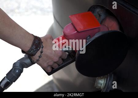 station-service pompe manuelle essence prix du carburant remplissage du véhicule Banque D'Images