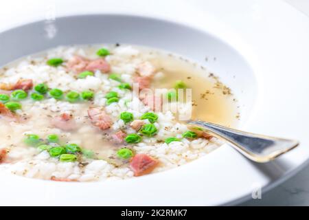 bouillon de viande fumée avec pois verts et riz Banque D'Images