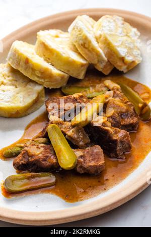 viande de bœuf avec sauce piquante et boulettes Banque D'Images