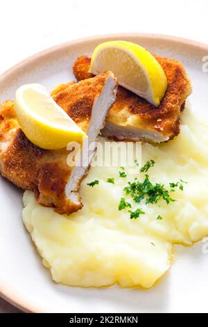 schnitzel de poulet avec purée de pommes de terre et citron Banque D'Images