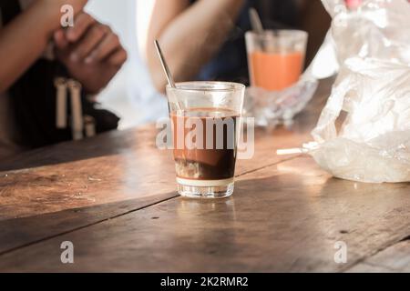Café chaud dans un verre, mettre sur la table Banque D'Images