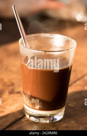 Café chaud dans un verre, mettre sur la table Banque D'Images