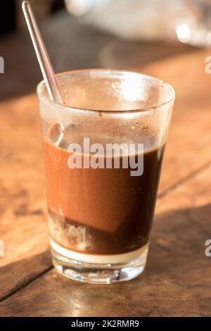 Café chaud dans un verre, mettre sur la table Banque D'Images