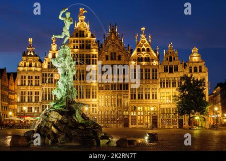 Anvers Grand-place avec célèbre statue Brabo et fontaine de nuit, Belgique Banque D'Images