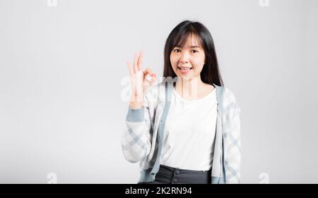 Une femme souriant montrant le signe du symbole du doigt OK est d'accord Banque D'Images