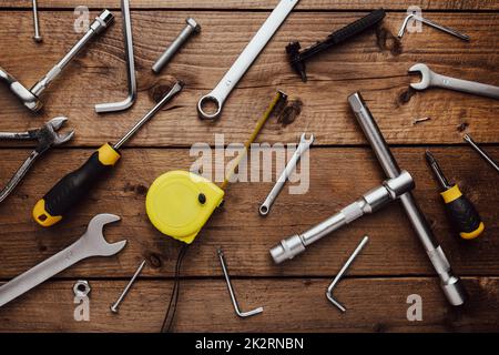 Composition DYI de divers outils de travail sur fond plat en bois Banque D'Images