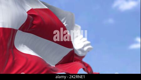 Le drapeau du Groenland agitant dans le vent par temps clair. Banque D'Images