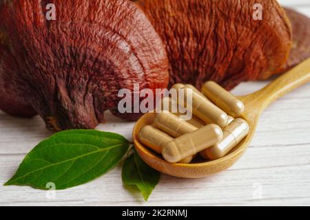 Champignons de Lingzhi ou Reishi avec capsules, nourriture naturelle biologique saine. Banque D'Images