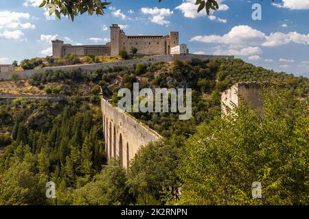 Château de Spoleto avec aqueduc en Ombrie, Italie Banque D'Images