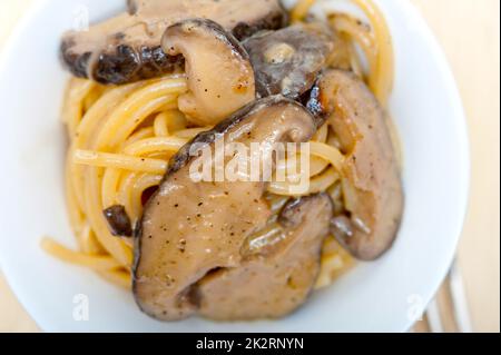 Les pâtes spaghetti italien et les champignons Banque D'Images