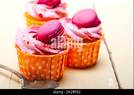 Berry rose cupcake macaron avec crème sur le dessus Banque D'Images