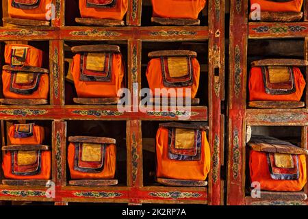 Des folios de manuscrits anciens dans la bibliothèque du monastère de Thiksey. Ladakh, Inde Banque D'Images