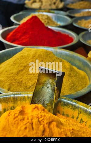 Curcuma curcuma en poudre et piment en poudre sur le marché des épices en Inde Banque D'Images