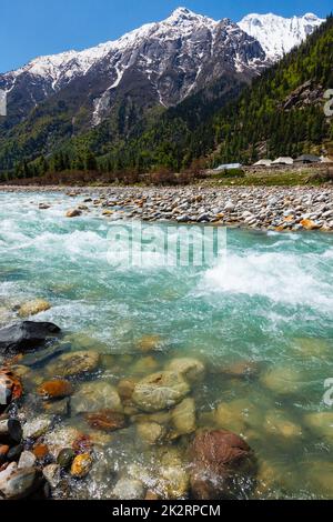 Rivière Baspa en Himalaya Banque D'Images