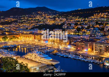 Vue sur le Vieux Port de Nice avec des yachts, la France dans la soirée Banque D'Images