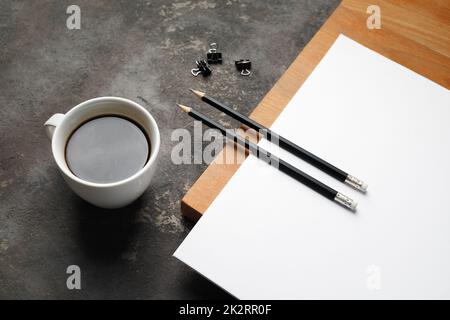 Ensemble de papeterie vierge. Papier à en-tête vierge, crayons, tasse à café et pinces. Banque D'Images