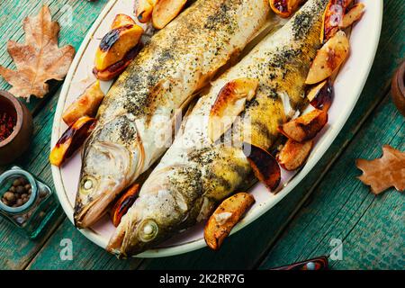 Poisson diététique grillé avec coing Banque D'Images