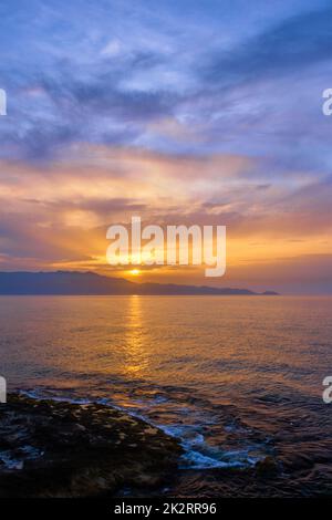Coucher de soleil sur la mer avec ciel spectaculaire Banque D'Images