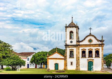 Belle façade de l'église historique de style baroque à Paraty Banque D'Images