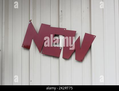 Panneau métallique vintage sur l'extérieur des petites entreprises locales - Nouveau Banque D'Images