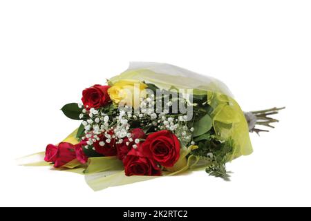 Bouquet de roses rouges et jaunes isolé sur fond blanc Banque D'Images