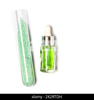 Liquide sulfate de fer (II) dans un flacon compte-gouttes placer à côté du sulfate de fer dans le tube à essai. Gros plan sur l'ingrédient chimique sur la table de laboratoire blanche. Banque D'Images