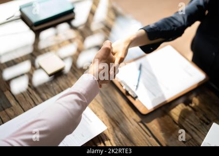 Businessman Shaking hand with Female Demandeur Banque D'Images