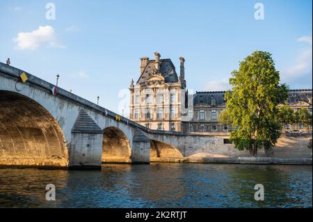 Pont Royal, pont à cinq arches sur la Seine à Paris, le troisième plus ancien pont de Paris. Vue depuis le bateau, lumière du soir Banque D'Images