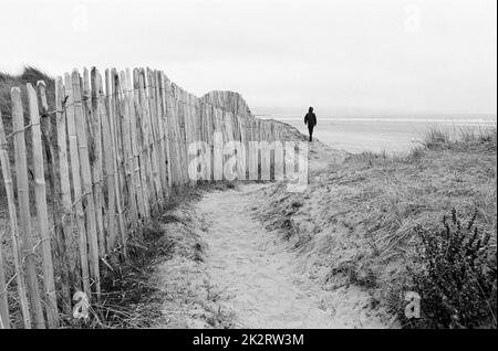 Thiteeen garçon d'an seul sur Westward Ho! Beach , North Devon, Angleterre, Royaume-Uni. Banque D'Images