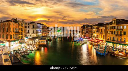 Les bâtiments du Grand Canal au crépuscule, vue depuis le pont du Rialto, célèbre monument de Venise, Italie Banque D'Images