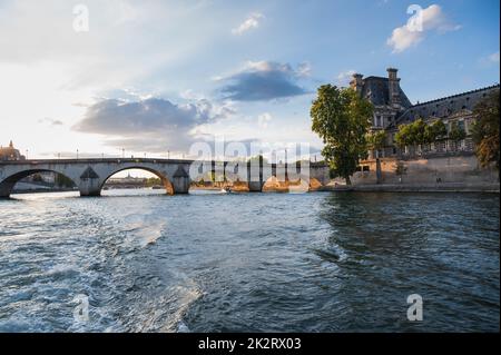 Pont Royal, pont à cinq arches sur la Seine à Paris, le troisième plus ancien pont de Paris. Vue depuis le bateau, lumière du soir Banque D'Images